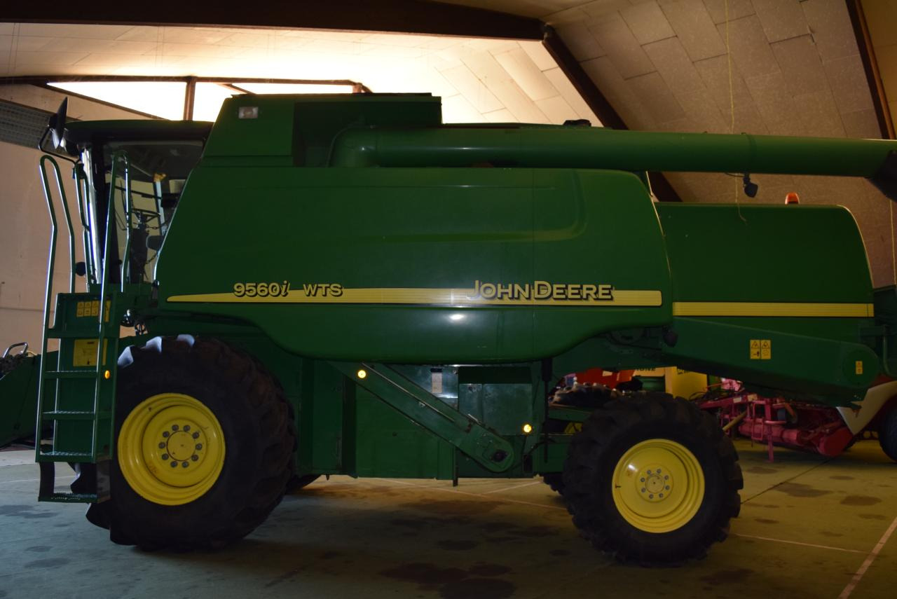 John Deere 9560 i WTS - Зърнокомбайн: снимка 1 John Deere 9560 i WTS - Зърнокомбайн: снимка 1