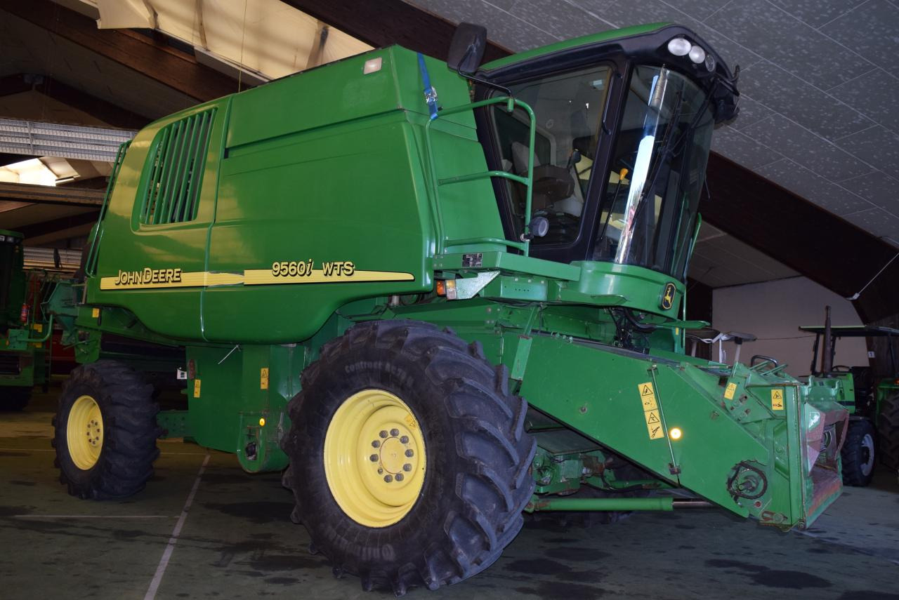 John Deere 9560 i WTS - Зърнокомбайн: снимка 4 John Deere 9560 i WTS - Зърнокомбайн: снимка 4