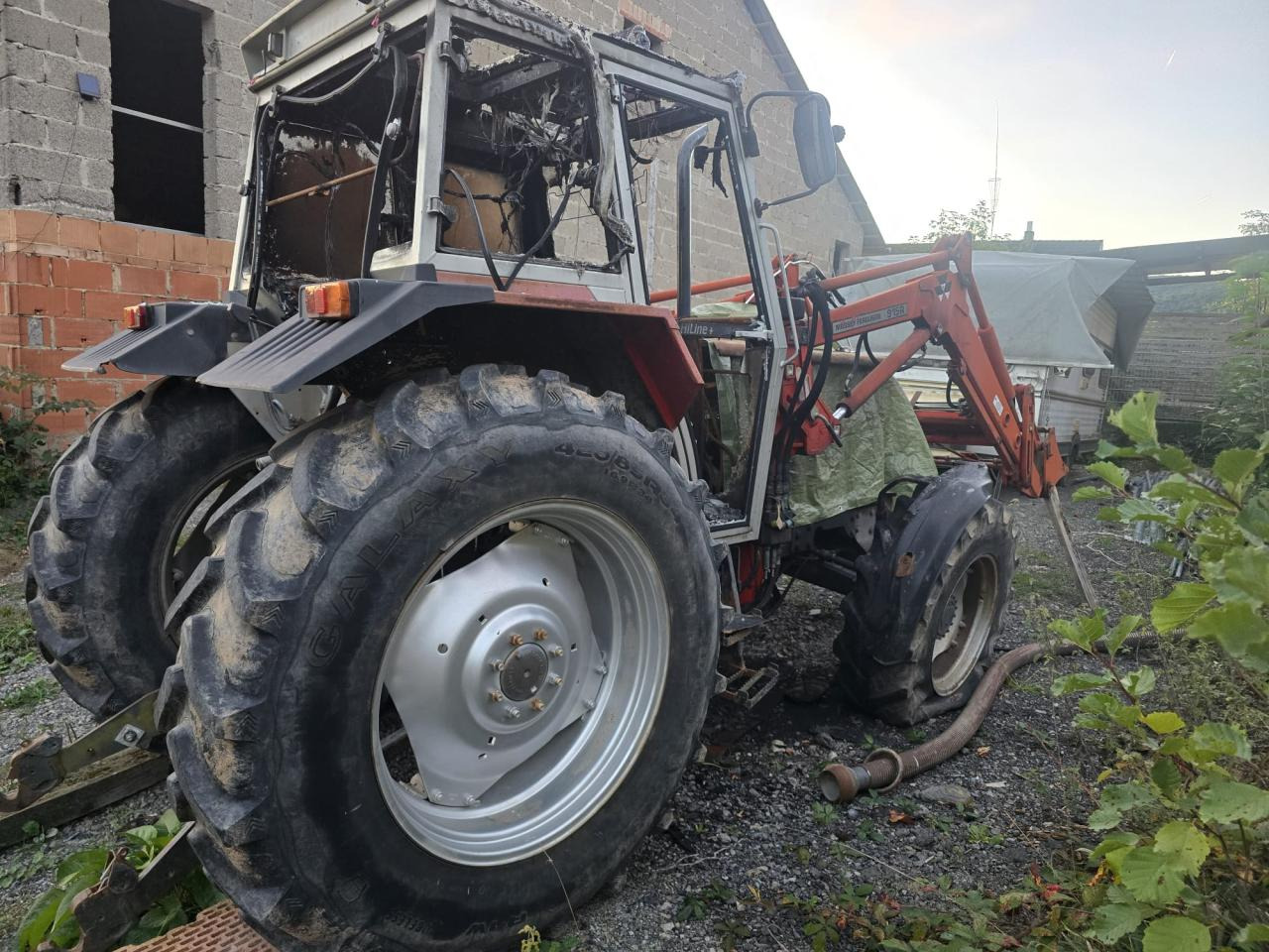 Massey Ferguson MF 390 T *Brandschaden* - Трактор: снимка 1 Massey Ferguson MF 390 T *Brandschaden* - Трактор: снимка 1