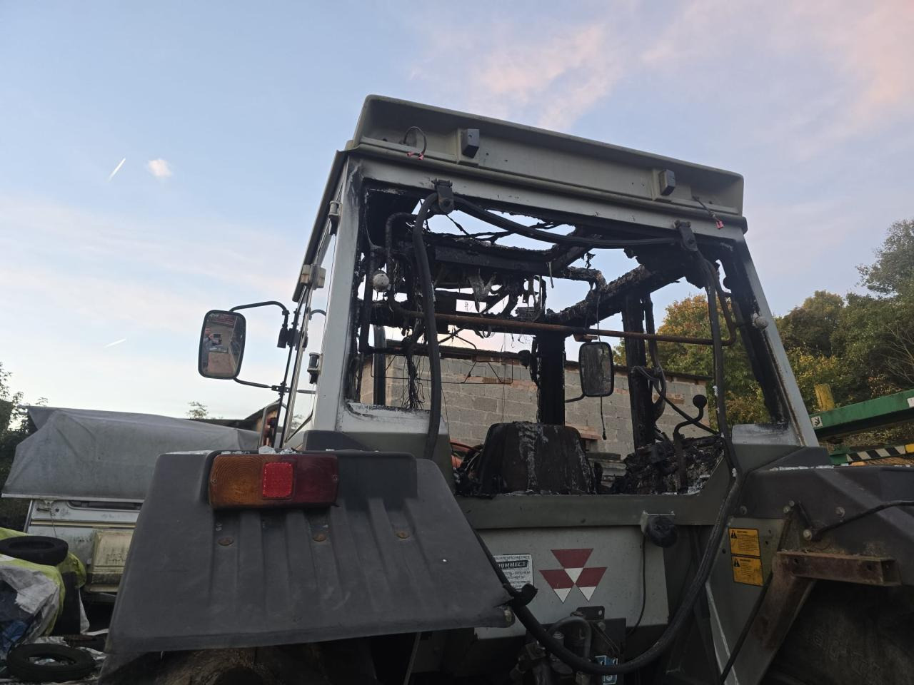 Massey Ferguson MF 390 T *Brandschaden* - Трактор: снимка 2 Massey Ferguson MF 390 T *Brandschaden* - Трактор: снимка 2