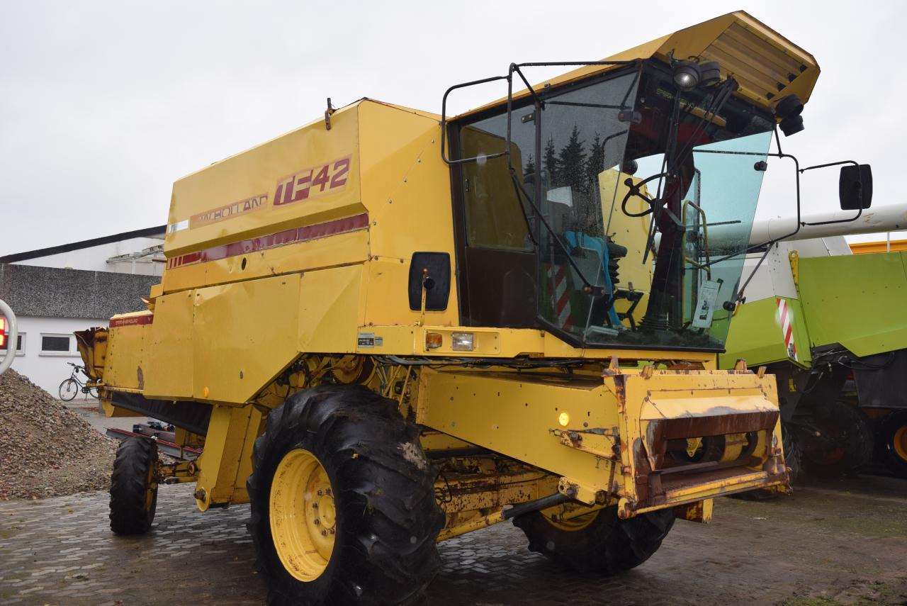 New Holland TF 42 - Зърнокомбайн: снимка 3 New Holland TF 42 - Зърнокомбайн: снимка 3