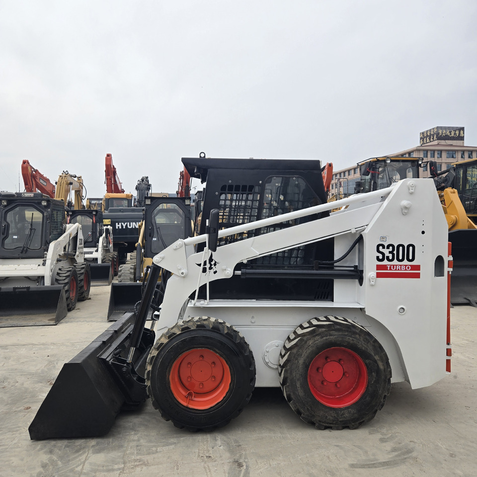 BOBCAT S300 - Мини челен товарач: снимка 1 BOBCAT S300 - Мини челен товарач: снимка 1