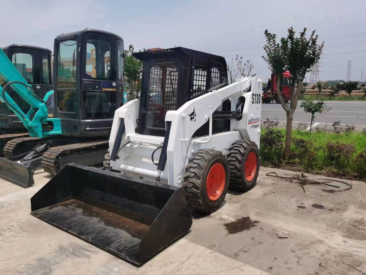 Мини челен товарач Bobcat S130: снимка 6