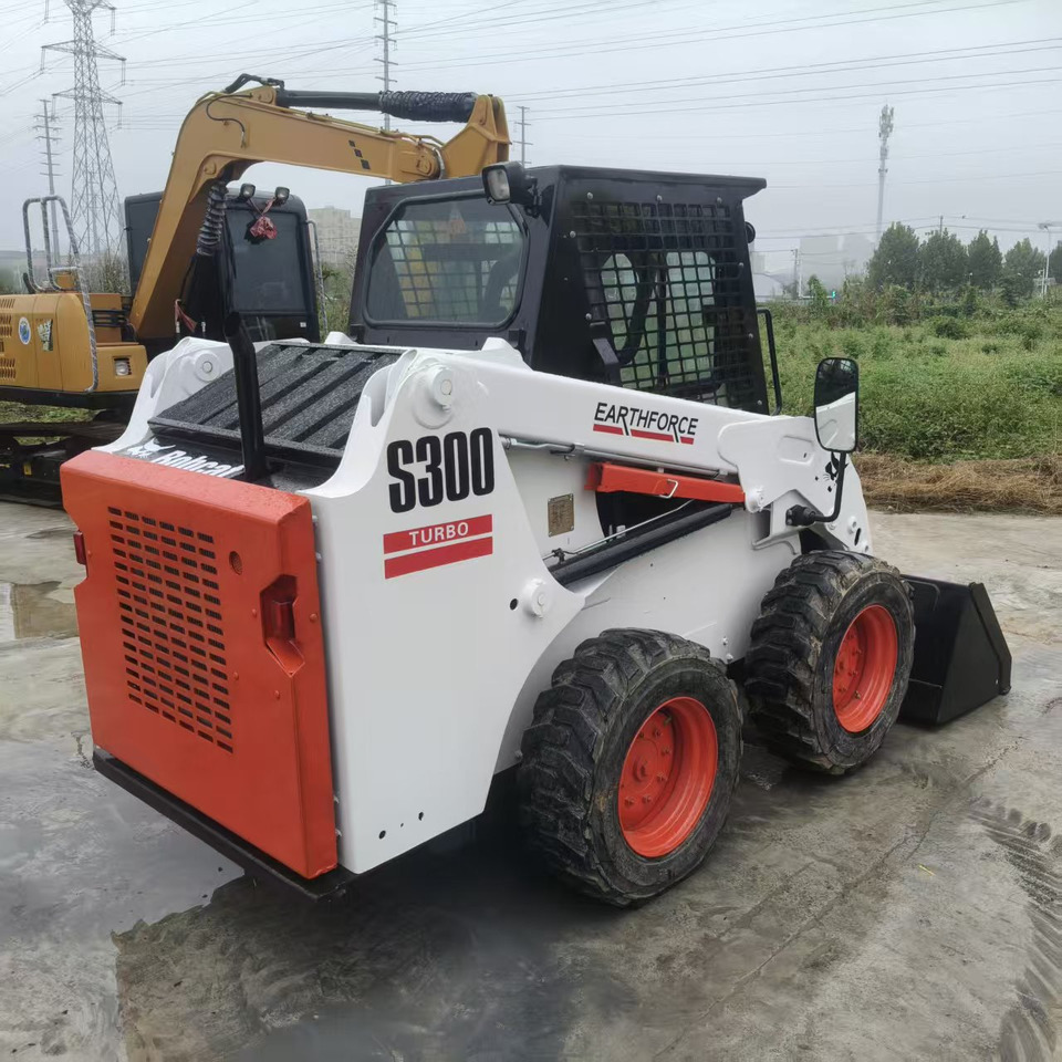 Bobcat S300 - Мини челен товарач: снимка 4 Bobcat S300 - Мини челен товарач: снимка 4