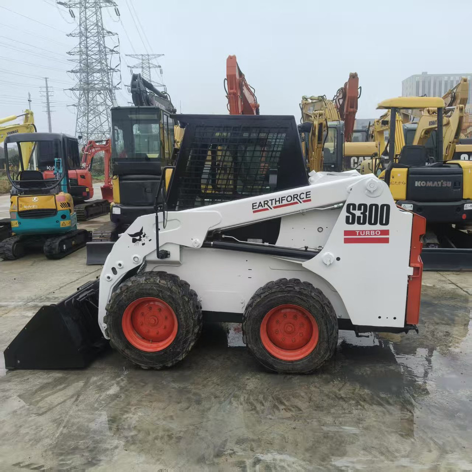 Bobcat S300 - Мини челен товарач: снимка 1 Bobcat S300 - Мини челен товарач: снимка 1