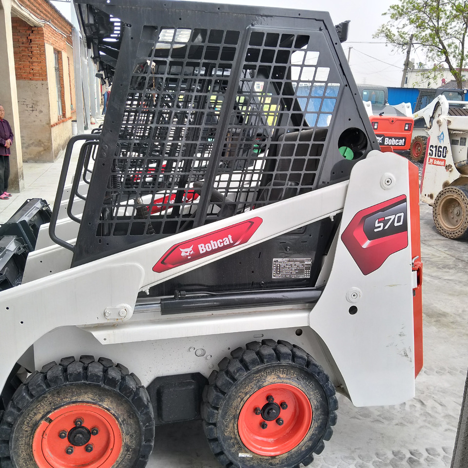Bobcat S70 - Мини челен товарач: снимка 3 Bobcat S70 - Мини челен товарач: снимка 3
