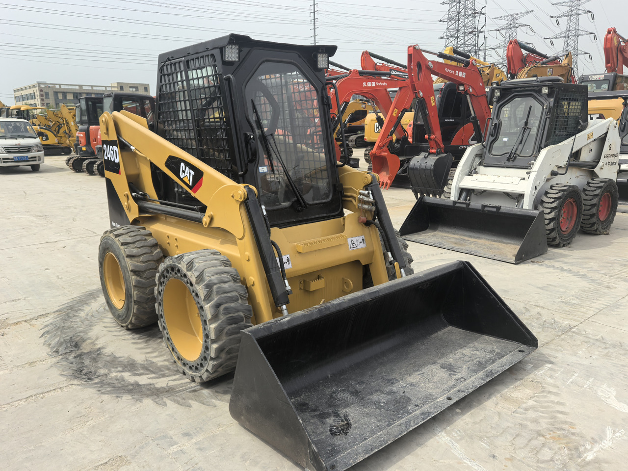 CAT 246D - Мини челен товарач: снимка 4 CAT 246D - Мини челен товарач: снимка 4