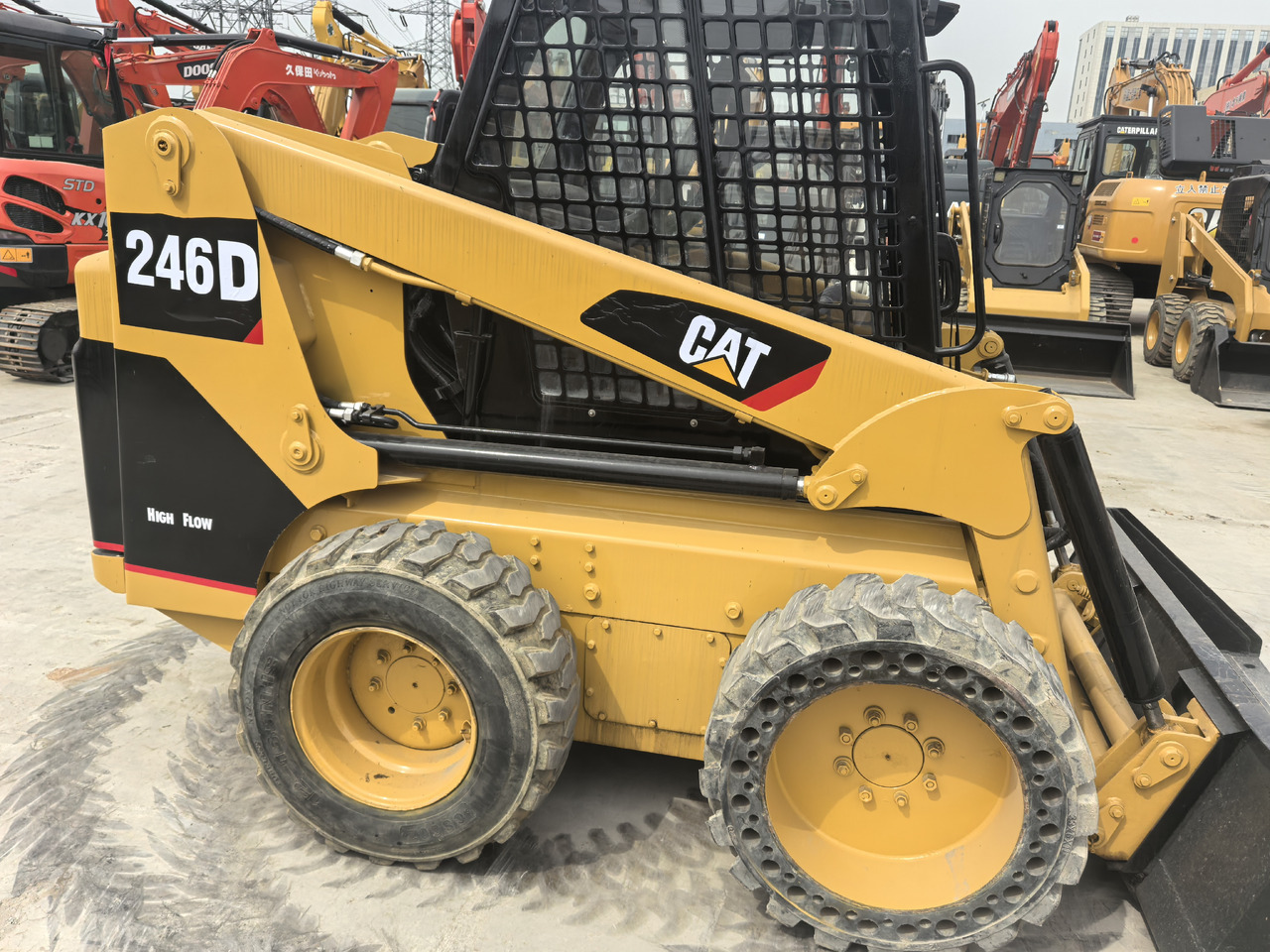 CAT 246D - Мини челен товарач: снимка 3 CAT 246D - Мини челен товарач: снимка 3