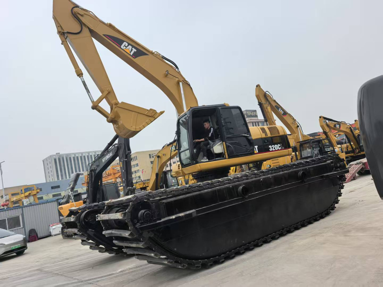 CATERPILLAR 320C boat excavator - Плаващ багер: снимка 1 CATERPILLAR 320C boat excavator - Плаващ багер: снимка 1