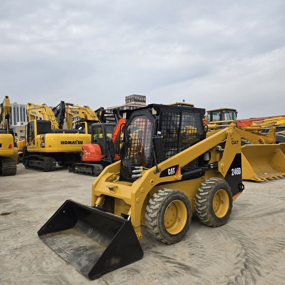 Caterpillar 246D - Мини челен товарач: снимка 1 Caterpillar 246D - Мини челен товарач: снимка 1