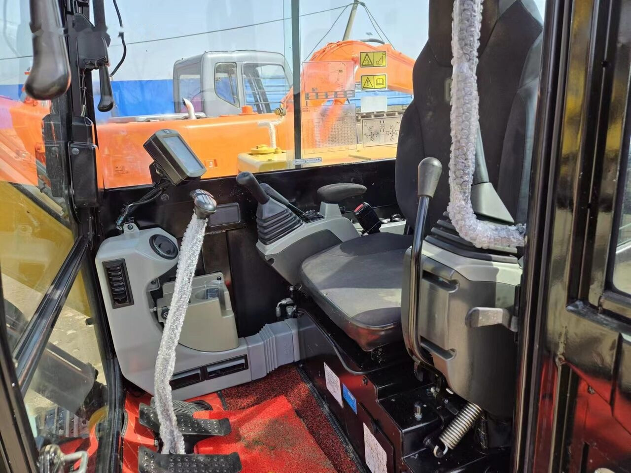 Caterpillar 305.5E - Мини багер: снимка 2 Caterpillar 305.5E - Мини багер: снимка 2