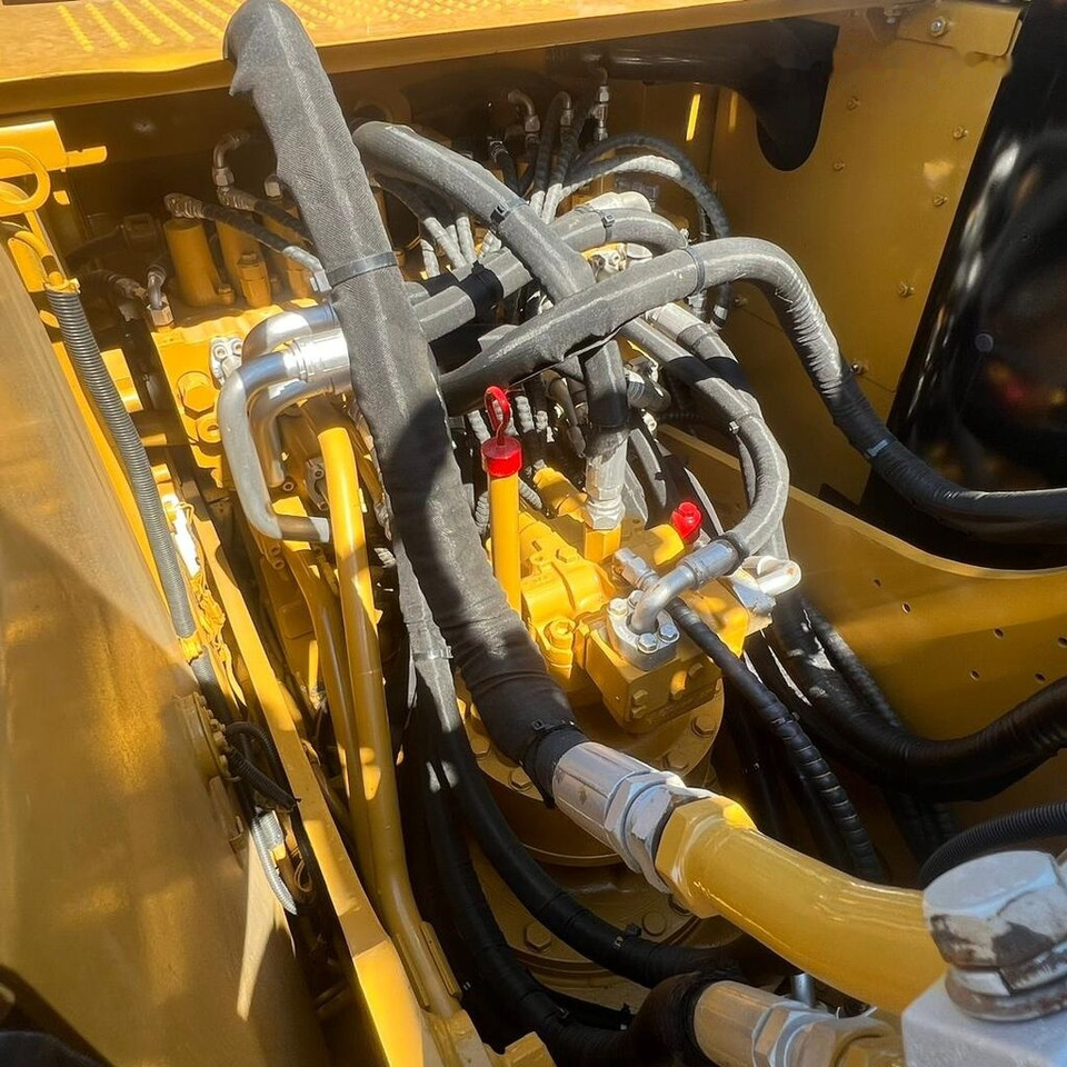 Caterpillar 320D2 - Верижен багер: снимка 3 Caterpillar 320D2 - Верижен багер: снимка 3