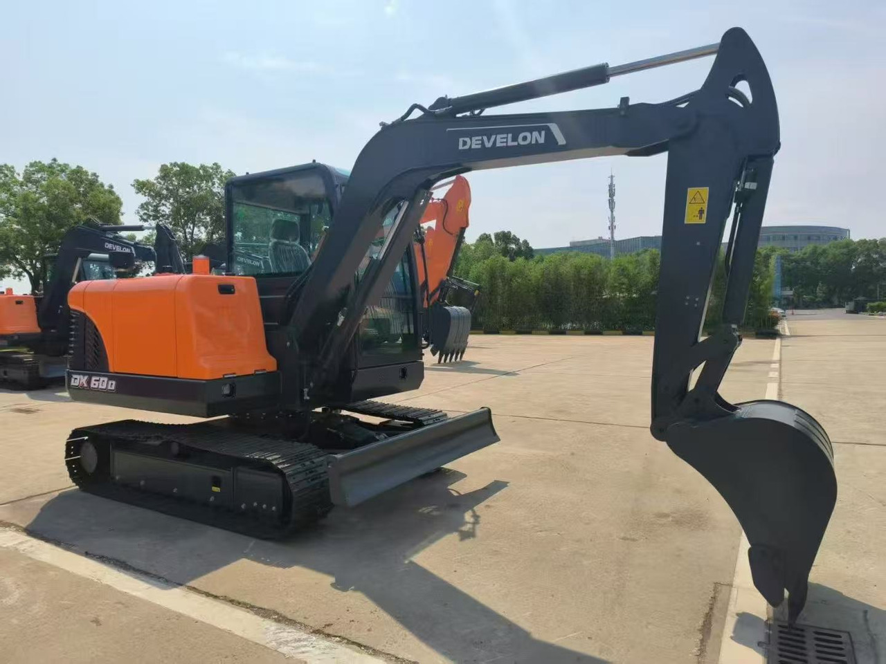 DOOSAN DX60D - Мини багер: снимка 1 DOOSAN DX60D - Мини багер: снимка 1