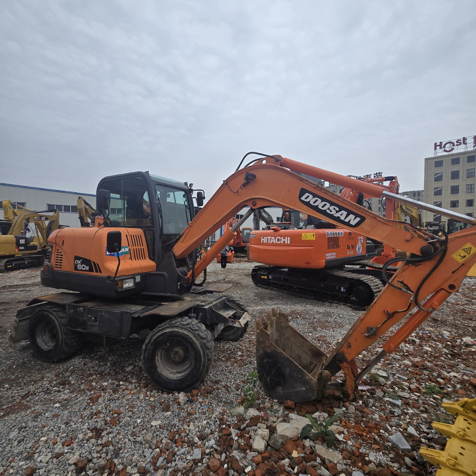 DOOSAN DX60W - Колесен багер: снимка 2 DOOSAN DX60W - Колесен багер: снимка 2