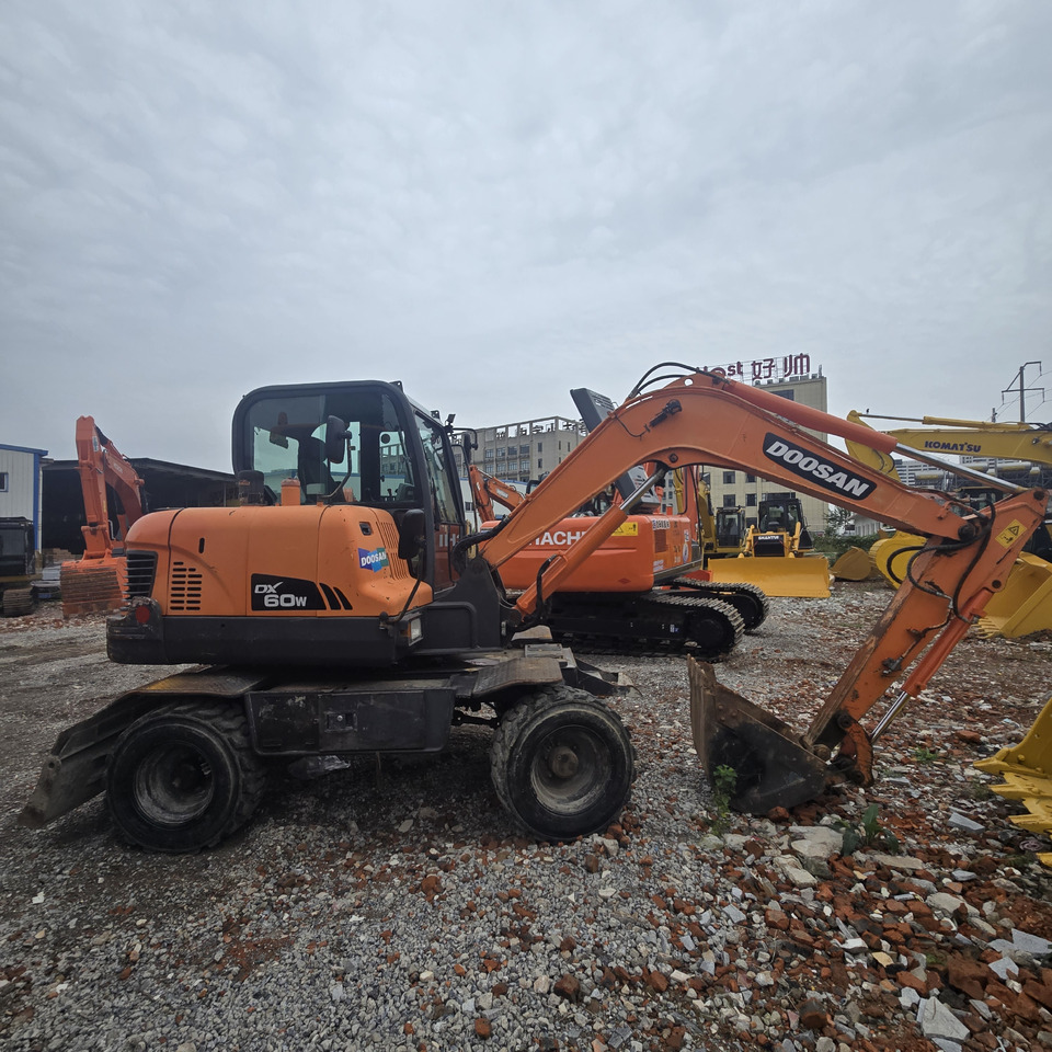 DOOSAN DX60W - Колесен багер: снимка 1 DOOSAN DX60W - Колесен багер: снимка 1