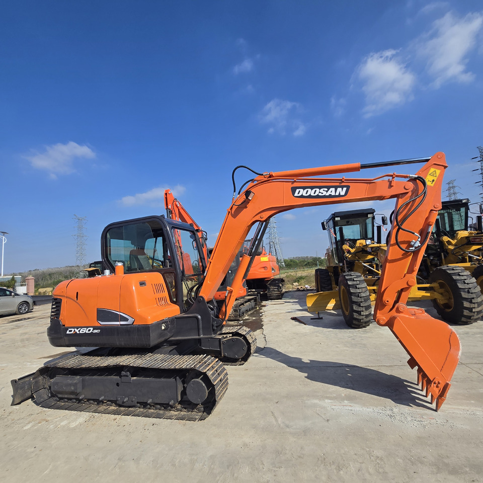 Doosan DX60 - Мини багер: снимка 3 Doosan DX60 - Мини багер: снимка 3