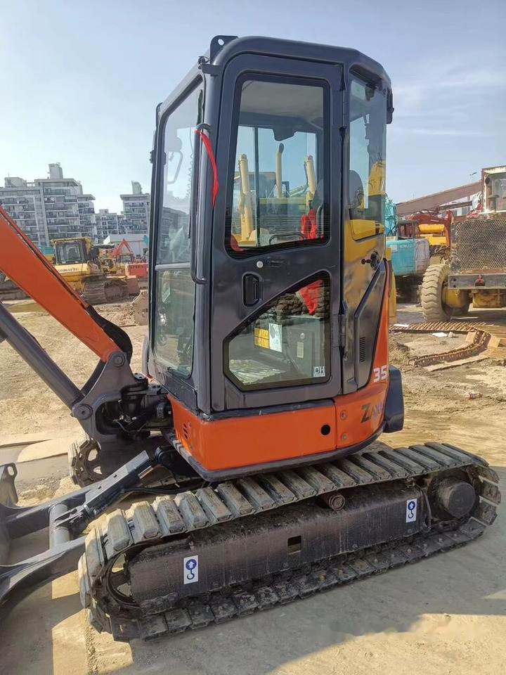 Hitachi ZX35U-5A - Мини багер: снимка 3 Hitachi ZX35U-5A - Мини багер: снимка 3