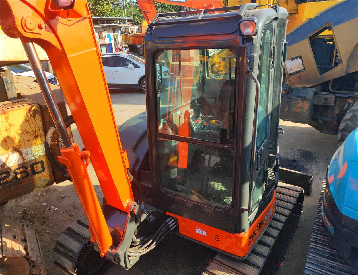 Hitachi ZX55UR - Мини багер: снимка 3 Hitachi ZX55UR - Мини багер: снимка 3