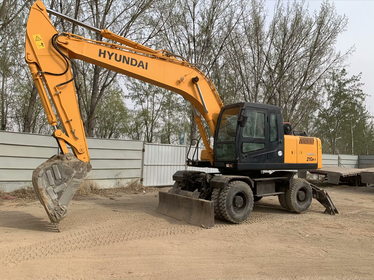 Hyundai R210W-7 - Колесен багер: снимка 4 Hyundai R210W-7 - Колесен багер: снимка 4