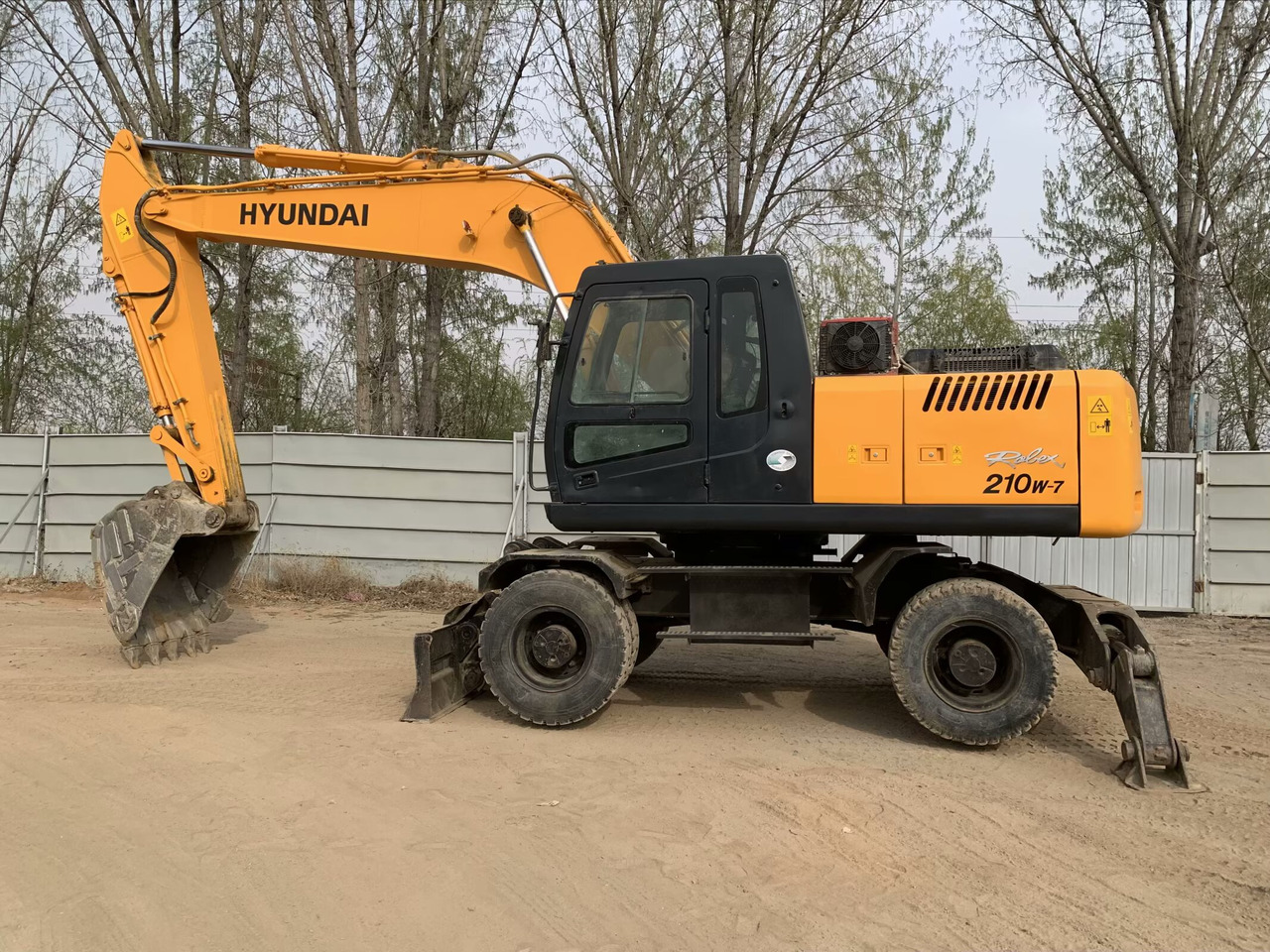 Hyundai R210W-7 - Колесен багер: снимка 1 Hyundai R210W-7 - Колесен багер: снимка 1