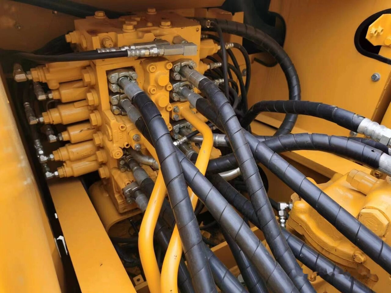 Верижен багер Komatsu PC200-8: снимка 7