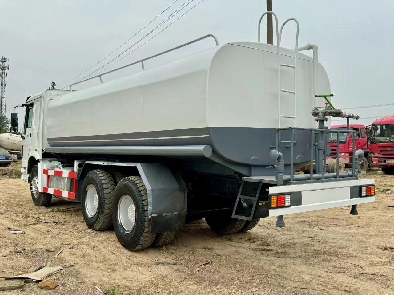 Sinotruk Howo 6*4 20cm³ - Комунална/ Специална техника: снимка 3 Sinotruk Howo 6*4 20cm³ - Комунална/ Специална техника: снимка 3