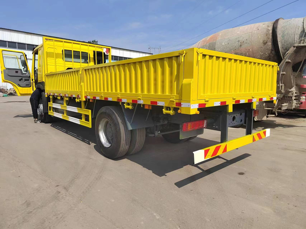 SINOTRUK HOWO 4x2 cargo truck - Самосвал камион: снимка 4 SINOTRUK HOWO 4x2 cargo truck - Самосвал камион: снимка 4