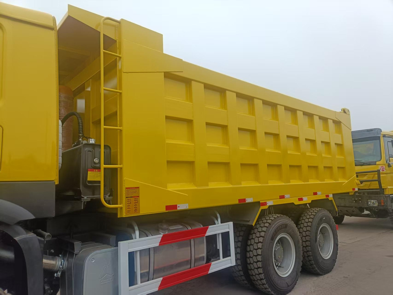 SINOTRUK HOWO 6x4 - Самосвал камион: снимка 5 SINOTRUK HOWO 6x4 - Самосвал камион: снимка 5