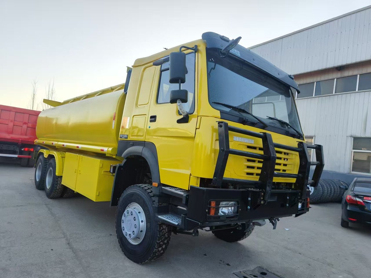 SINOTRUK HOWO - Камион цистерна: снимка 1 SINOTRUK HOWO - Камион цистерна: снимка 1