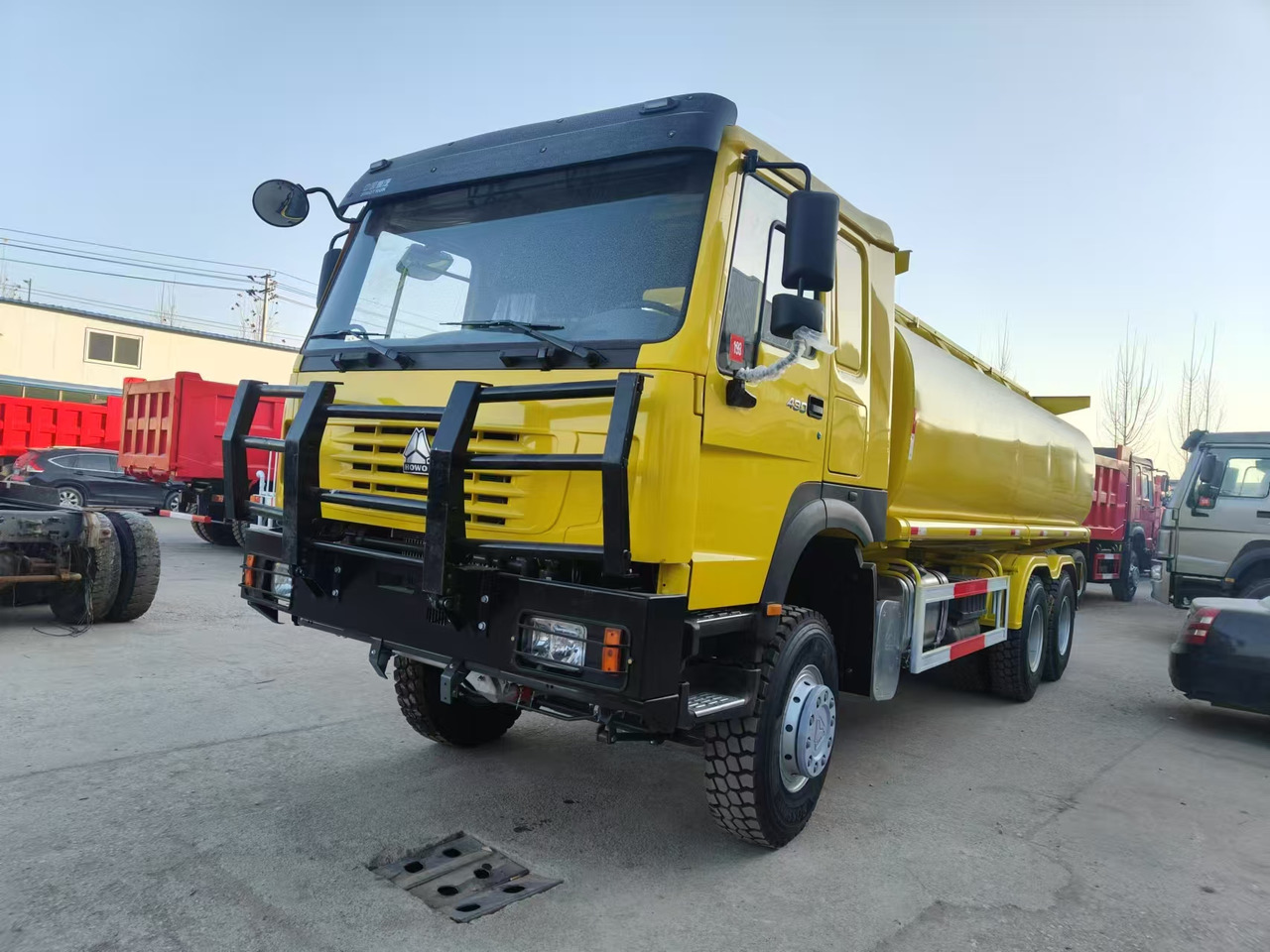 SINOTRUK HOWO - Камион цистерна: снимка 2 SINOTRUK HOWO - Камион цистерна: снимка 2