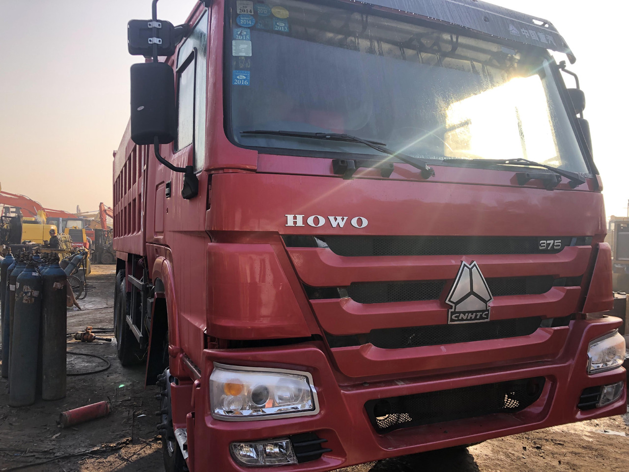 SINOTRUK HOWO - Самосвал камион: снимка 2 SINOTRUK HOWO - Самосвал камион: снимка 2