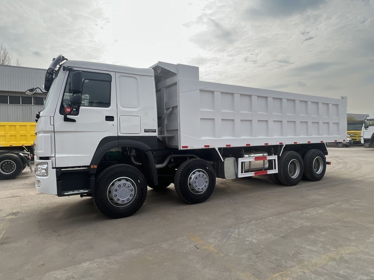 Sinotruk Howo 8*4 - Самосвал камион: снимка 3 Sinotruk Howo 8*4 - Самосвал камион: снимка 3