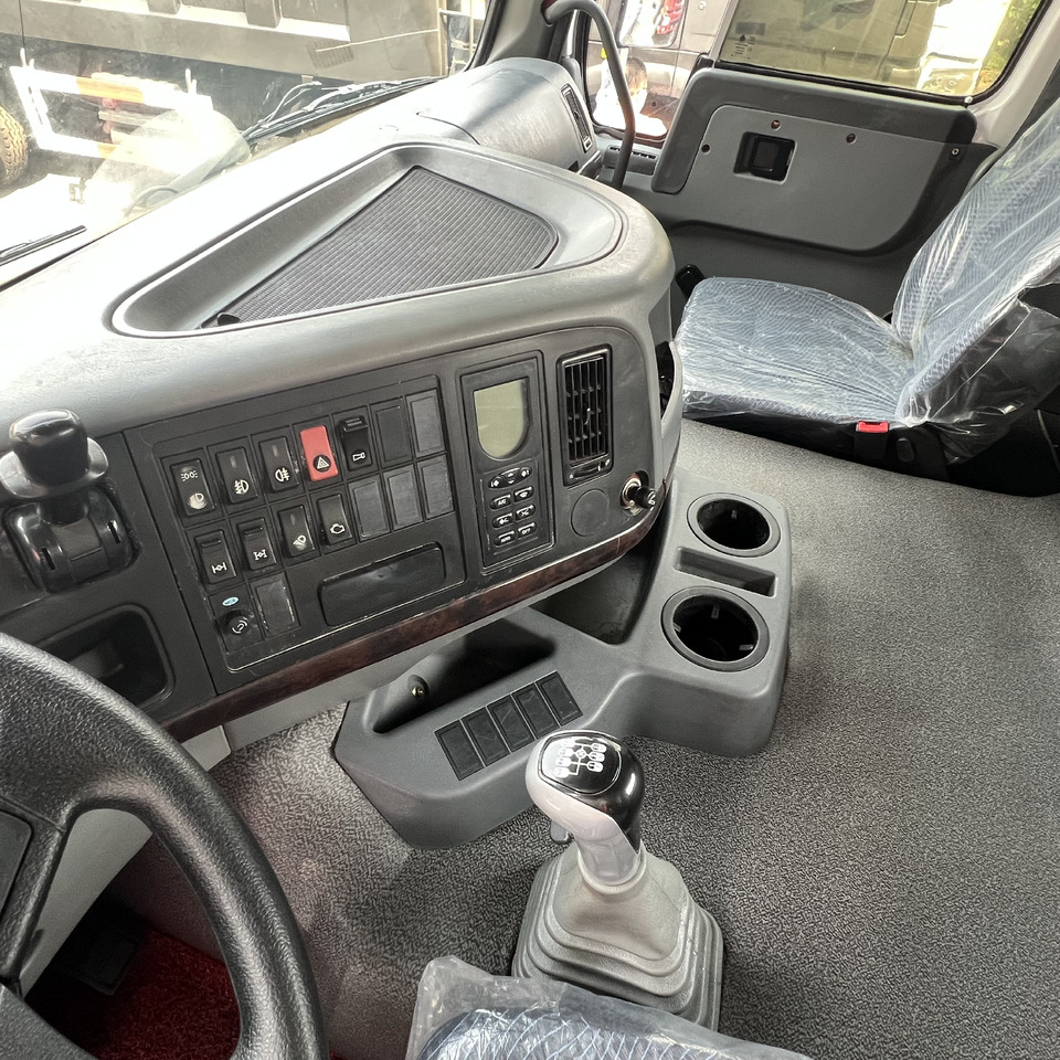 SINOTRUK HOWO tralier head - Влекач: снимка 4 SINOTRUK HOWO tralier head - Влекач: снимка 4