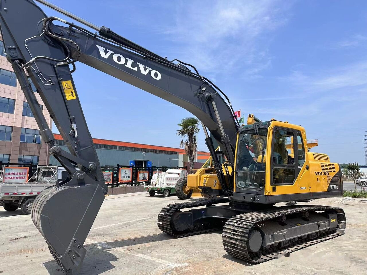 Volvo EC210BLC - Верижен багер: снимка 1 Volvo EC210BLC - Верижен багер: снимка 1
