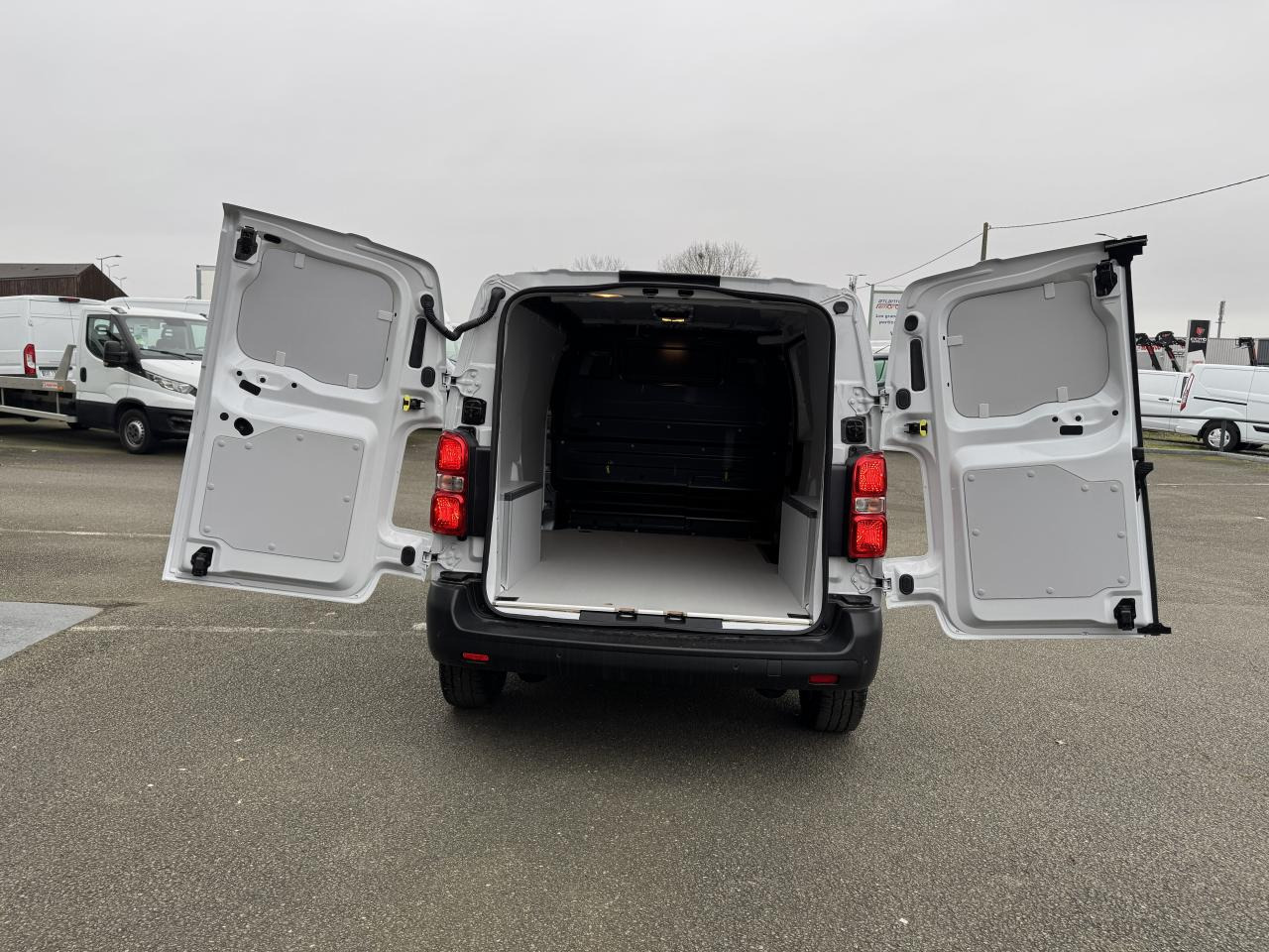 CITROEN Jumpy M 2.0 BlueHDi - 145 S&S - BV EAT8  III FOURGON . PHASE 2 - Товарен бус: снимка 3 CITROEN Jumpy M 2.0 BlueHDi - 145 S&S - BV EAT8  III FOURGON . PHASE 2 - Товарен бус: снимка 3