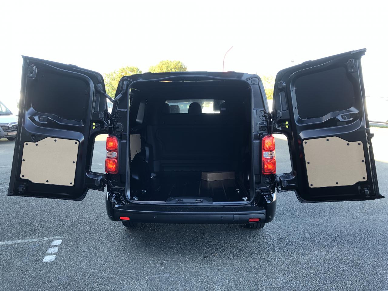 CITROEN Jumpy XL 2.0 BlueHDi - 180 S&S - BV EAT8 III CABINE APPROFONDIE Fixe PHASE 2 6 PLACES - Товарен бус: снимка 4 CITROEN Jumpy XL 2.0 BlueHDi - 180 S&S - BV EAT8 III CABINE APPROFONDIE Fixe PHASE 2 6 PLACES - Товарен бус: снимка 4