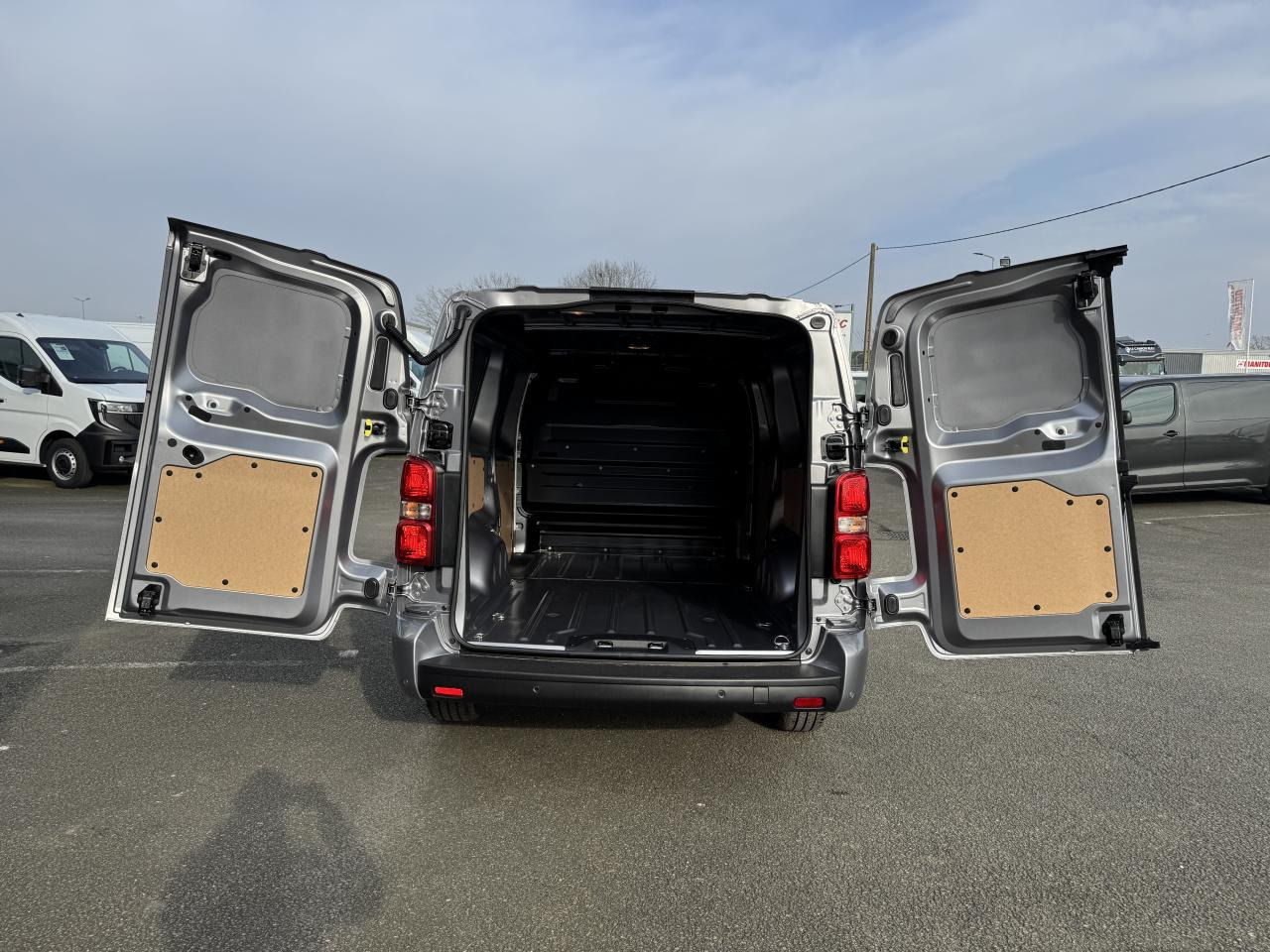 CITROEN Jumpy XL 2.0 BlueHDi - 180 S&S - BV EAT8  III FOURGON . PHASE 2 - Товарен бус: снимка 3 CITROEN Jumpy XL 2.0 BlueHDi - 180 S&S - BV EAT8  III FOURGON . PHASE 2 - Товарен бус: снимка 3