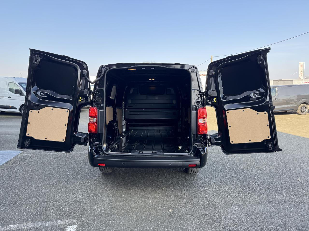 Citroen Jumpy 2 PLACES XL 2.0 BLUEHDI 180CH S&S PACK PREMIUM CONNECT EAT8 - Товарен бус: снимка 2 Citroen Jumpy 2 PLACES XL 2.0 BLUEHDI 180CH S&S PACK PREMIUM CONNECT EAT8 - Товарен бус: снимка 2