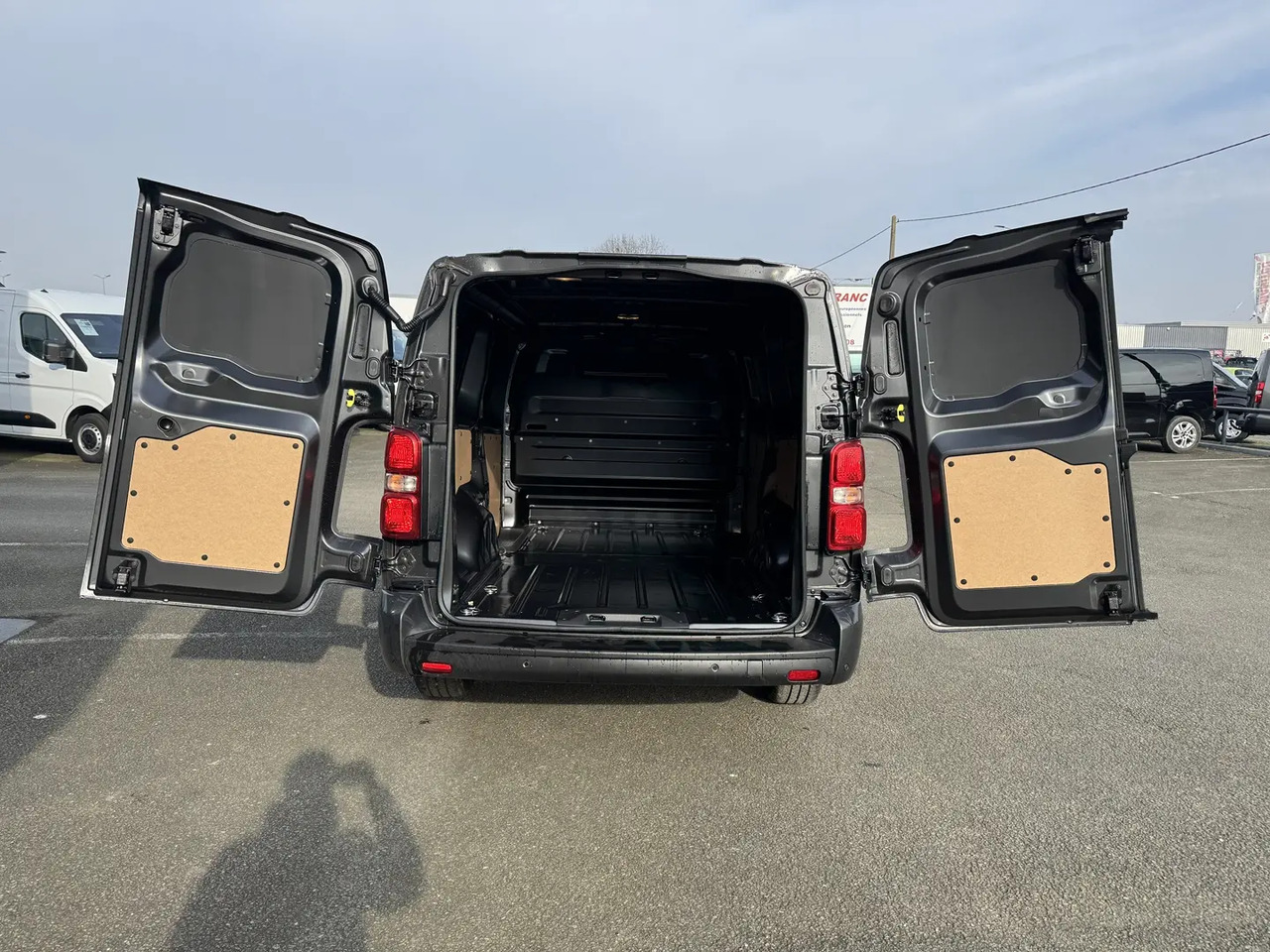Citroen Jumpy XL 2.0 BLUEHDI 180CH S&S PACK PREMIUM CONNECT EAT8 - Товарен бус: снимка 2 Citroen Jumpy XL 2.0 BLUEHDI 180CH S&S PACK PREMIUM CONNECT EAT8 - Товарен бус: снимка 2