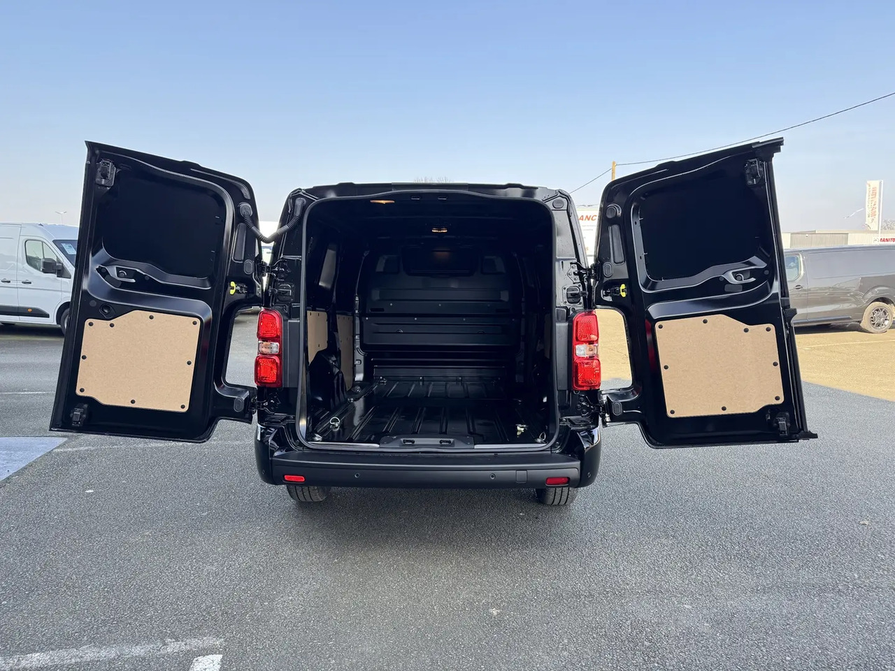 Citroen Jumpy XL 2.0 BLUEHDI 180CH S&S PACK PREMIUM CONNECT EAT8 - Товарен бус: снимка 2 Citroen Jumpy XL 2.0 BLUEHDI 180CH S&S PACK PREMIUM CONNECT EAT8 - Товарен бус: снимка 2