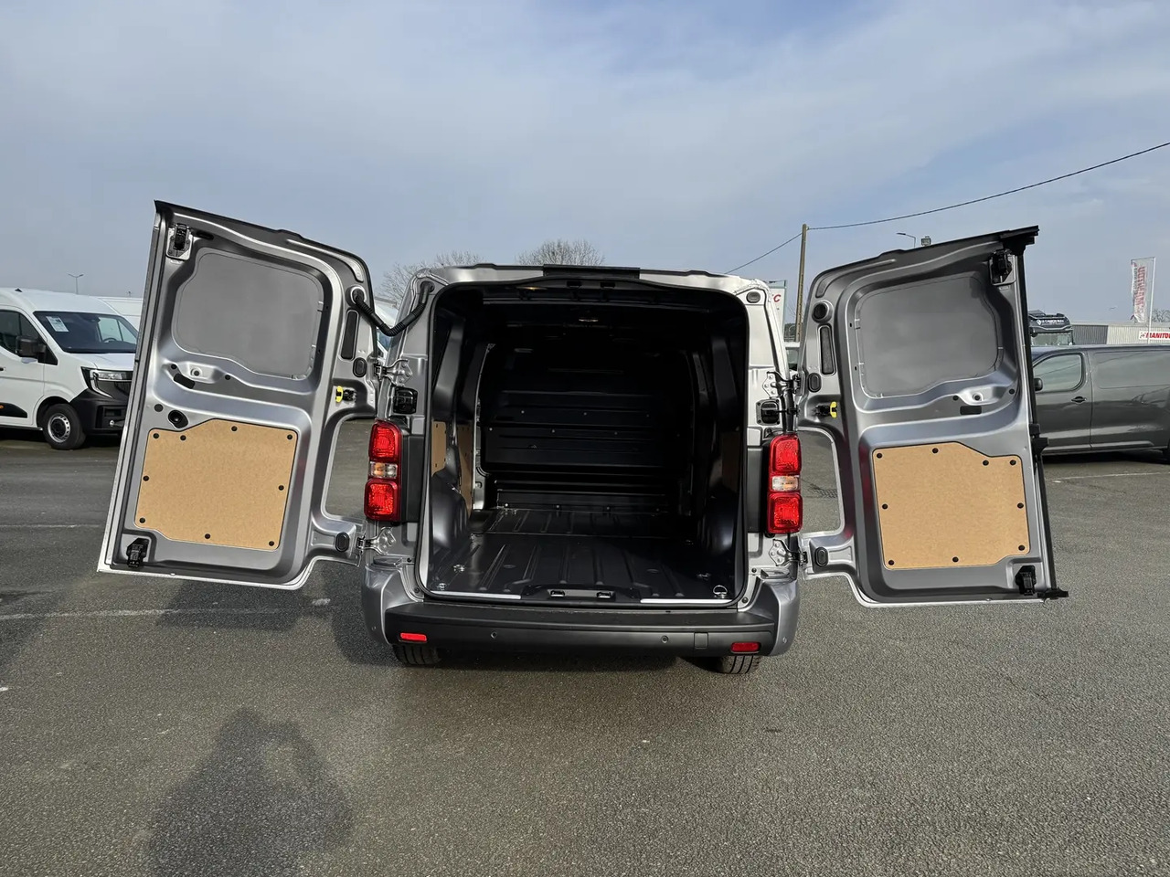 Citroen Jumpy XL 2.0 BLUEHDI 180CH S&S PACK PREMIUM CONNECT EAT8 - Товарен бус: снимка 2 Citroen Jumpy XL 2.0 BLUEHDI 180CH S&S PACK PREMIUM CONNECT EAT8 - Товарен бус: снимка 2