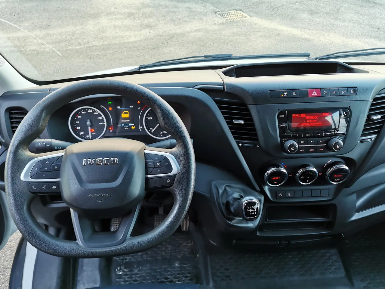 Iveco Daily 35C14H D EMPATTEMENT 3750 - Бус самосвал, Бус с двойна кабина: снимка 4 Iveco Daily 35C14H D EMPATTEMENT 3750 - Бус самосвал, Бус с двойна кабина: снимка 4
