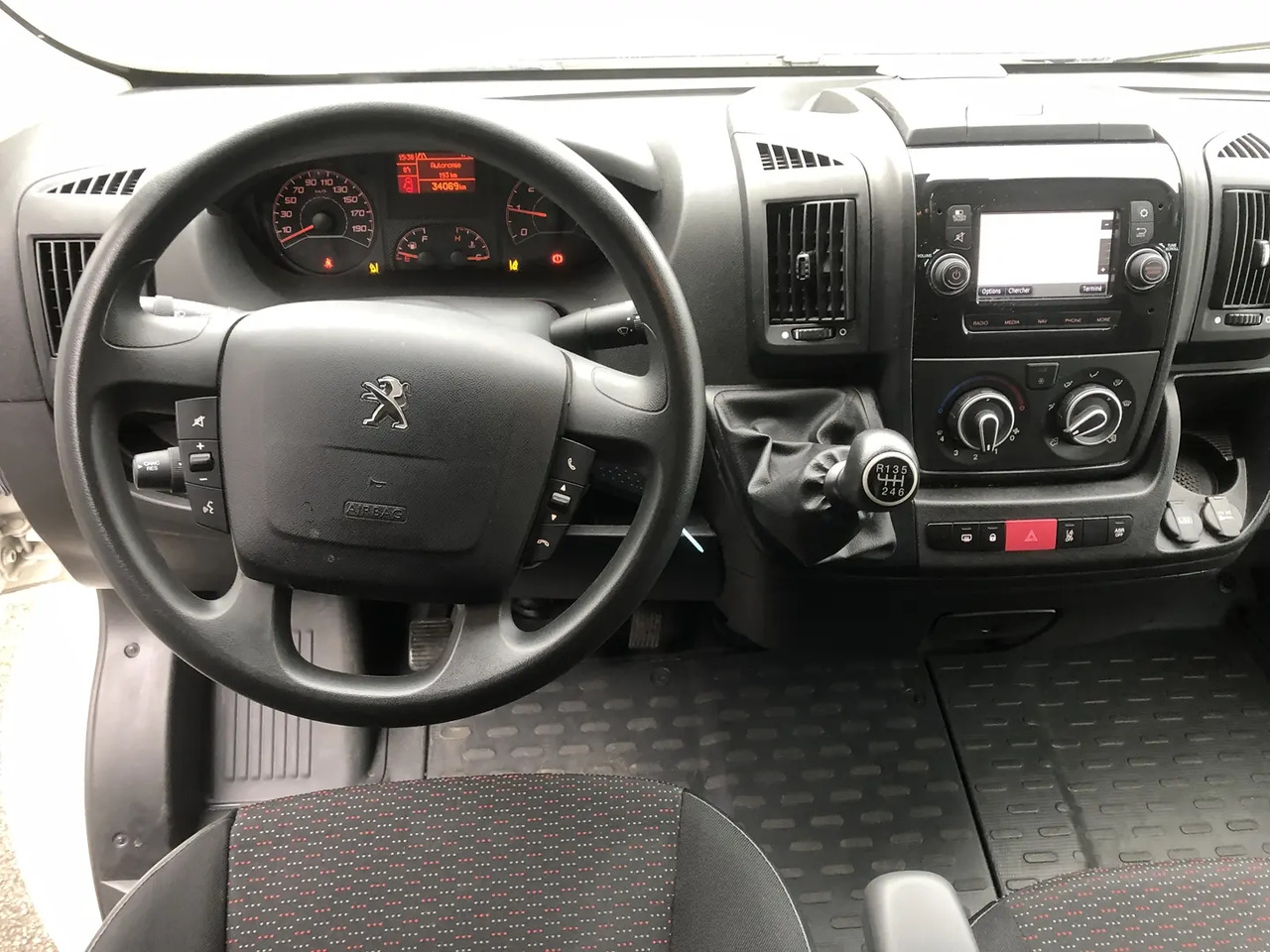 Peugeot Boxer 333 L2H2 2.2 BLUEHDI S&S 140CH ASPHALT - Товарен бус, Бус с двойна кабина: снимка 3 Peugeot Boxer 333 L2H2 2.2 BLUEHDI S&S 140CH ASPHALT - Товарен бус, Бус с двойна кабина: снимка 3