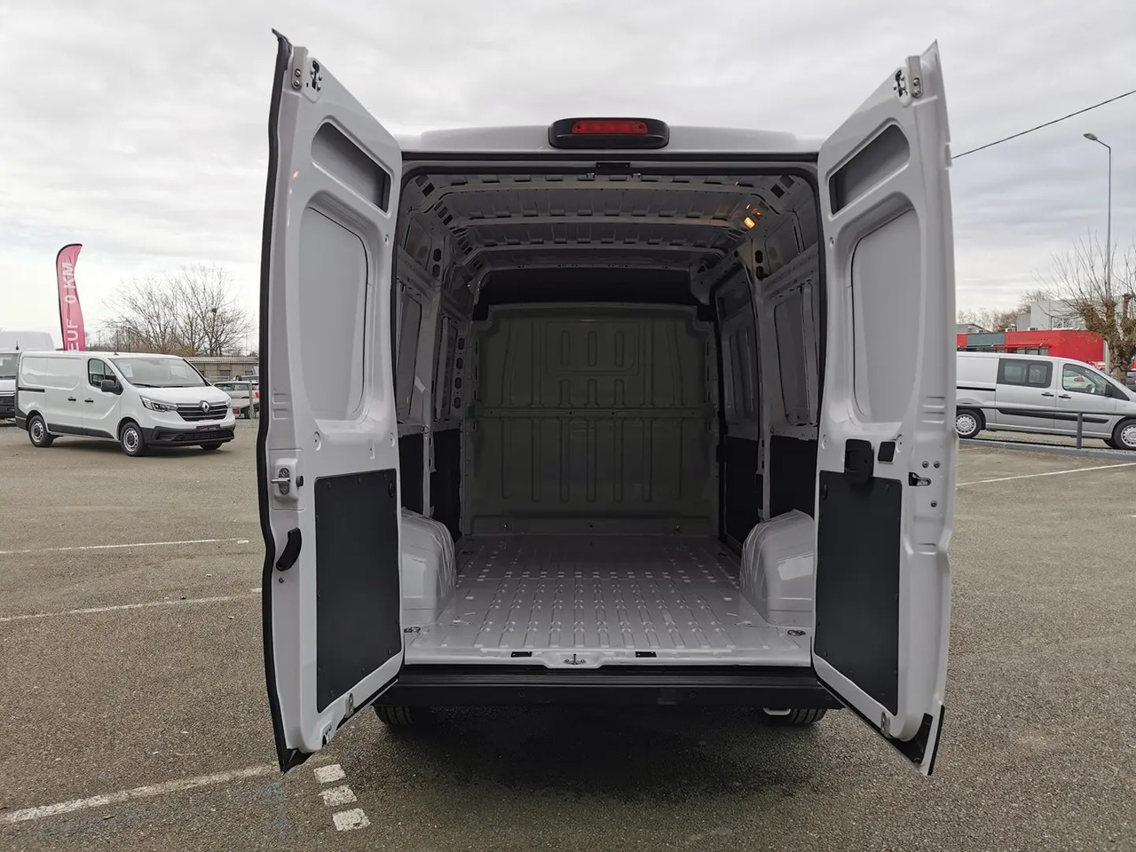 Peugeot Boxer 333 L2H2 2.2 BLUEHDI S&S 140CH ASPHALT - Товарен бус: снимка 3 Peugeot Boxer 333 L2H2 2.2 BLUEHDI S&S 140CH ASPHALT - Товарен бус: снимка 3