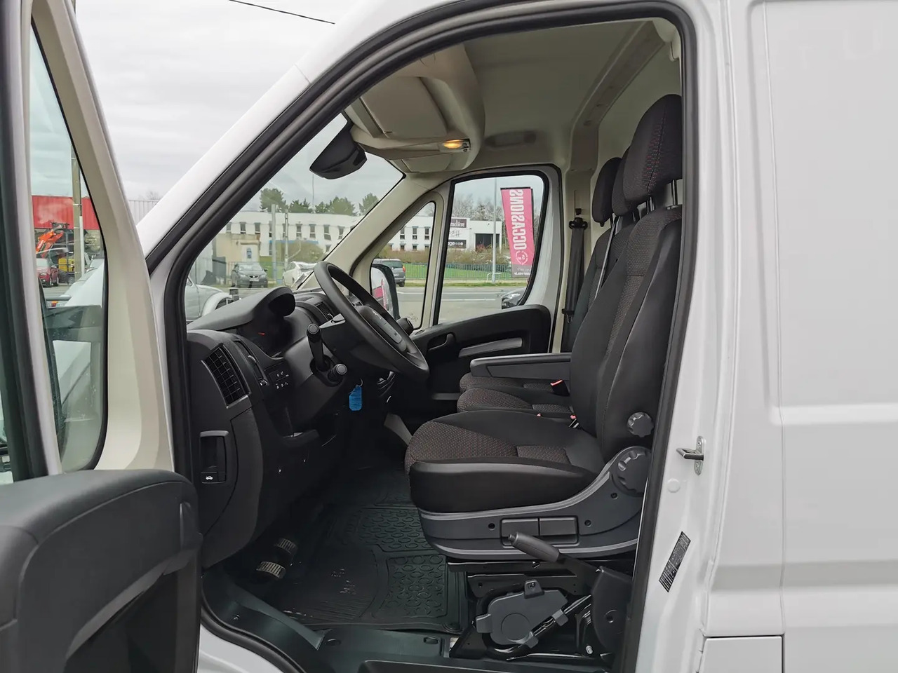 Peugeot Boxer 333 L2H2 2.2 BLUEHDI S&S 140CH ASPHALT - Товарен бус: снимка 5 Peugeot Boxer 333 L2H2 2.2 BLUEHDI S&S 140CH ASPHALT - Товарен бус: снимка 5