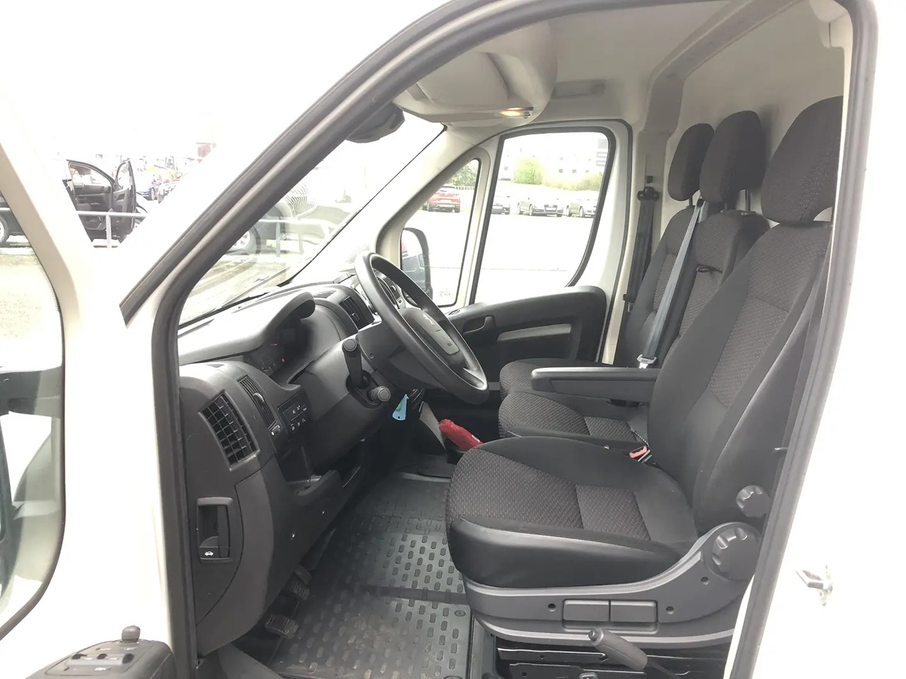 Peugeot Boxer 333 L2H2 2.2 BLUEHDI S&S 140CH ASPHALT - Товарен бус, Бус с двойна кабина: снимка 5 Peugeot Boxer 333 L2H2 2.2 BLUEHDI S&S 140CH ASPHALT - Товарен бус, Бус с двойна кабина: снимка 5