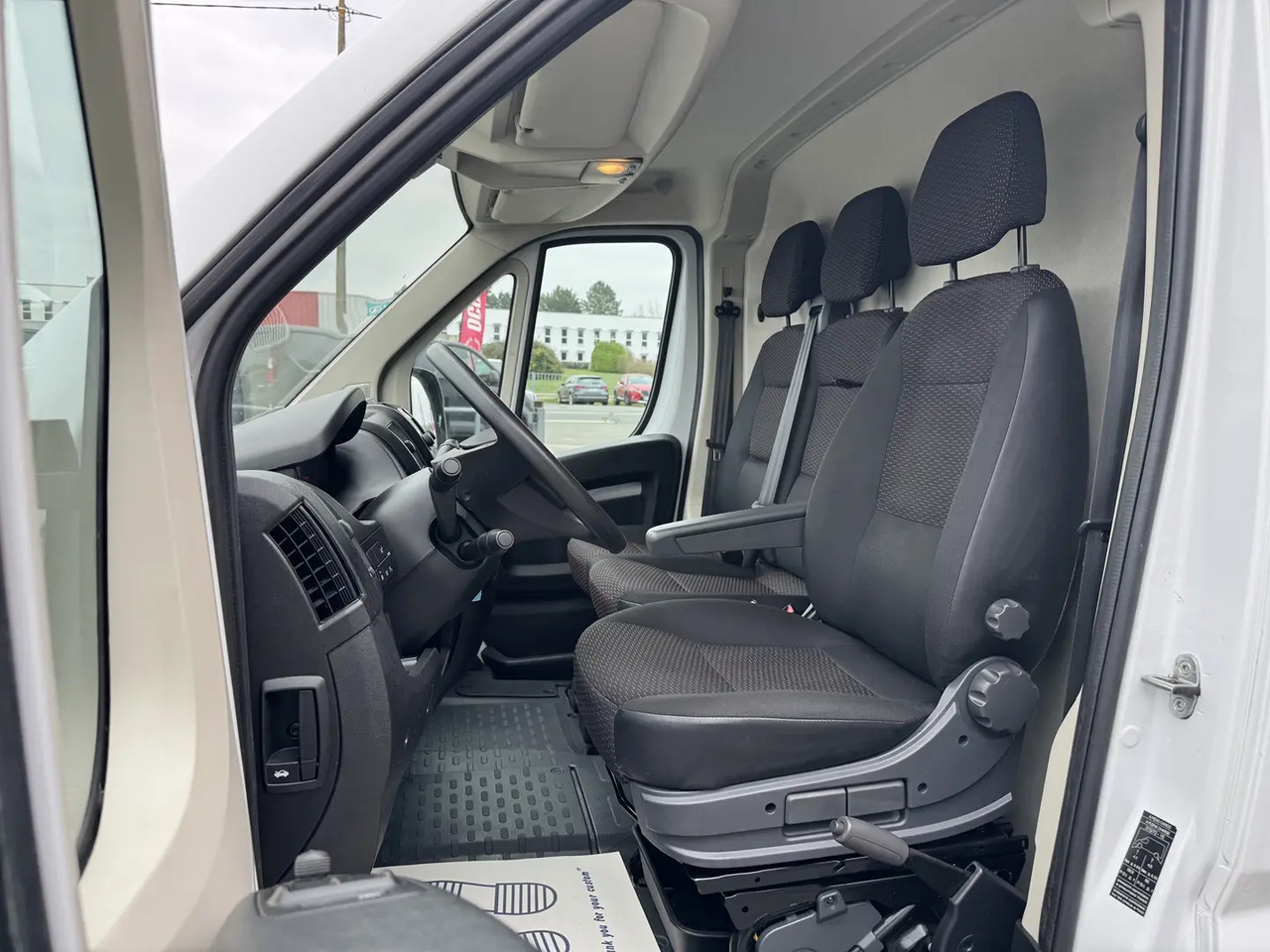 Peugeot Boxer 333 L3H2 2.2 BLUEHDI S&S 140CH ASPHALT - Товарен бус: снимка 4 Peugeot Boxer 333 L3H2 2.2 BLUEHDI S&S 140CH ASPHALT - Товарен бус: снимка 4