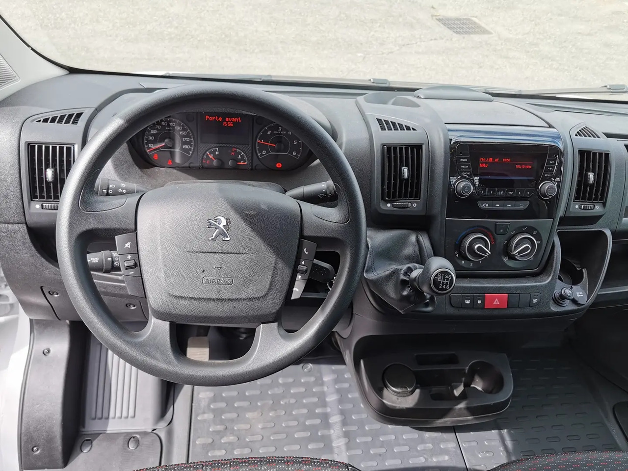 Peugeot Boxer 435 L4 2.2 BLUEHDI 140 S&S PREMIUM - Бордови бус: снимка 4 Peugeot Boxer 435 L4 2.2 BLUEHDI 140 S&S PREMIUM - Бордови бус: снимка 4
