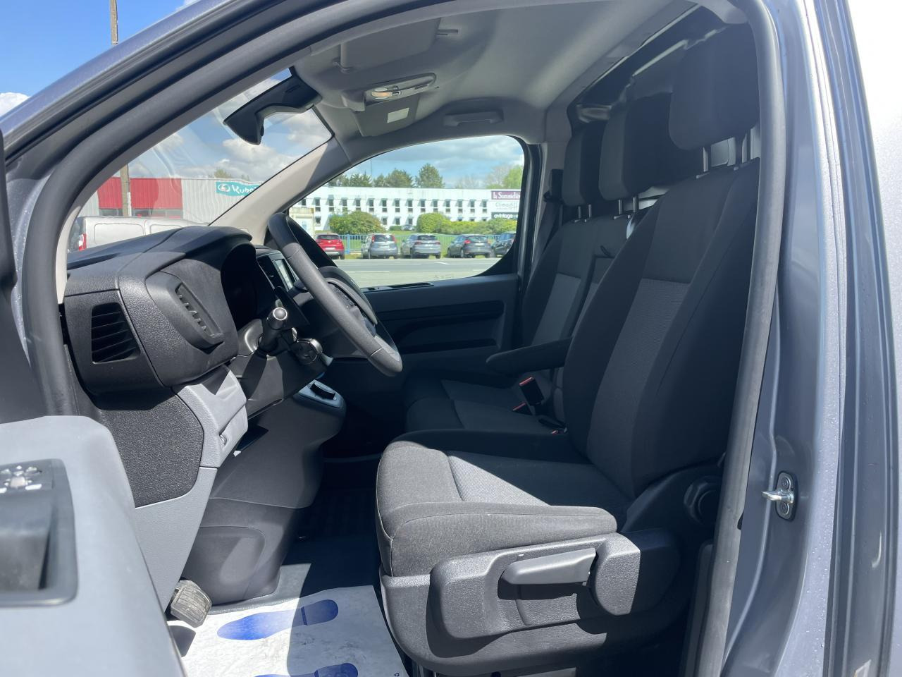 Peugeot Expert Standard 2.0 BlueHDI -180CH EAT8 ASPHALT - Товарен бус: снимка 5 Peugeot Expert Standard 2.0 BlueHDI -180CH EAT8 ASPHALT - Товарен бус: снимка 5