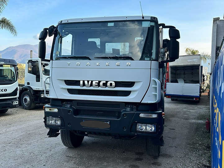 Iveco Trakker 8x4 - Самосвал камион: снимка 2 Iveco Trakker 8x4 - Самосвал камион: снимка 2